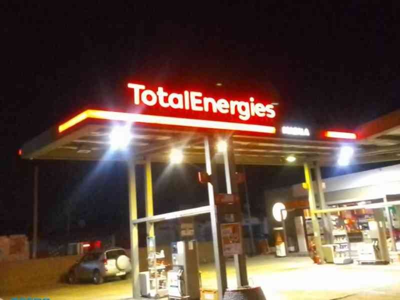 Station service Total Energies photo gratuite