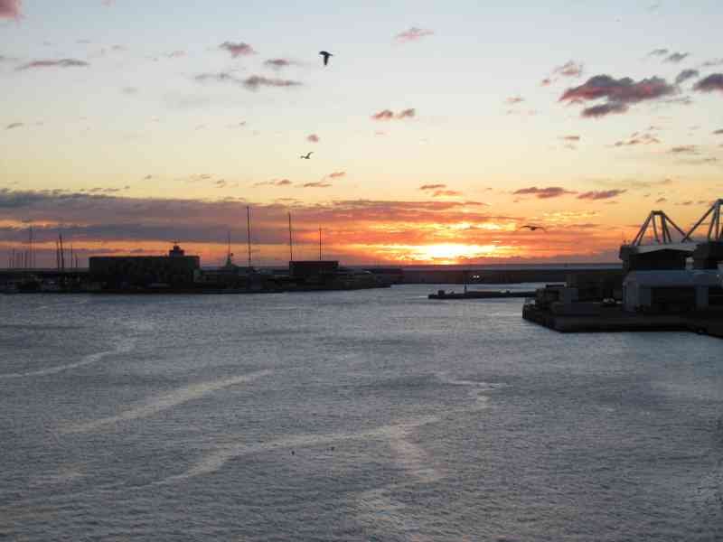 Coucher du soleil au port de Barcelone photo gratuite
