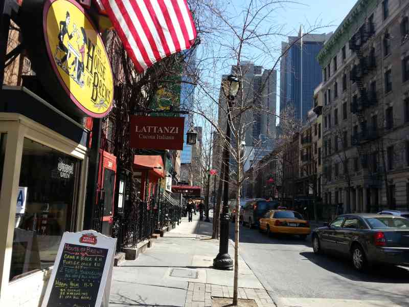 Drapeau américain devant le restaurant dans les rues de New-York, États-Unis, photo gratuite