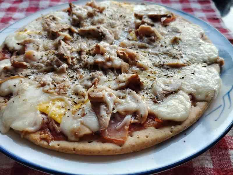 Pizza jambon champignons fromage