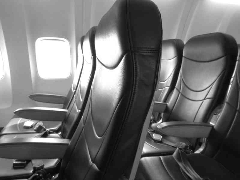 Sièges en cuir noir pour passagers d'un avion