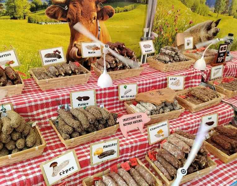 Un étal de marché vendant des saucissons secs, photo gratuite