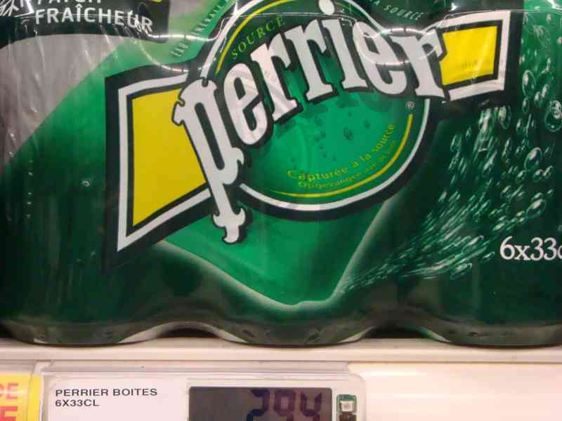 Gros plan sur des boites d'eau minérale gazeuse Perrier