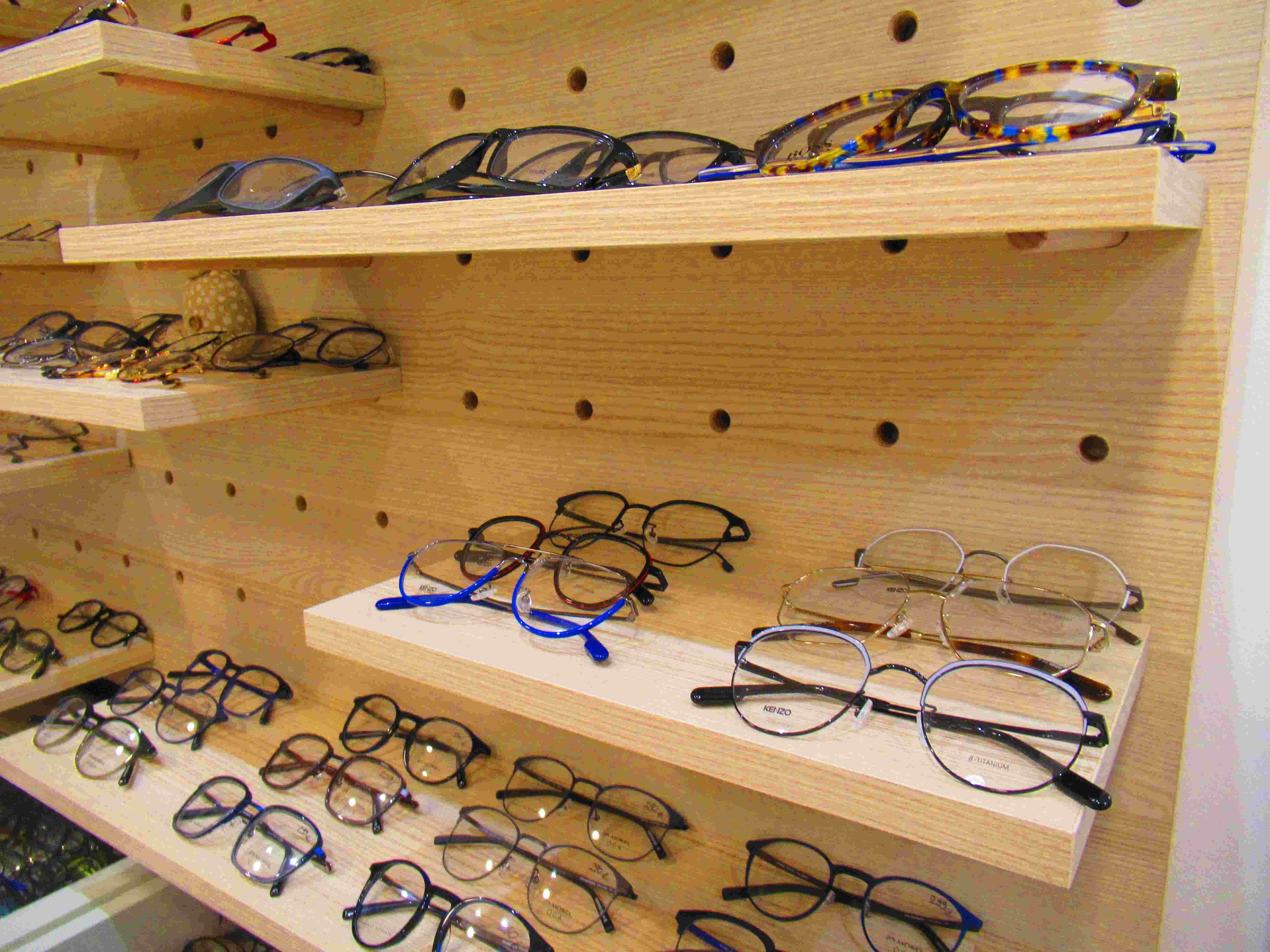Etagères de lunettes chez opticien