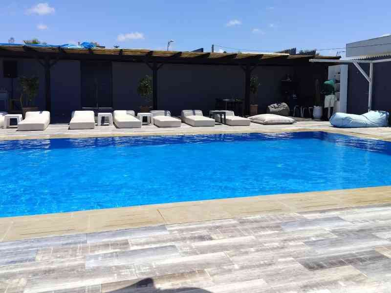 Détente : transats au bord de la piscine