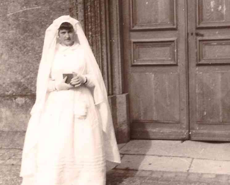 Femme en longue robe blanche pour la grande communion à l'époque photo gratuite