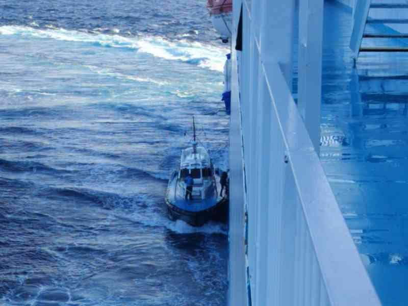 Bateau pilote se rapprochant du bateau de croisière en plein navigation photo gratuite