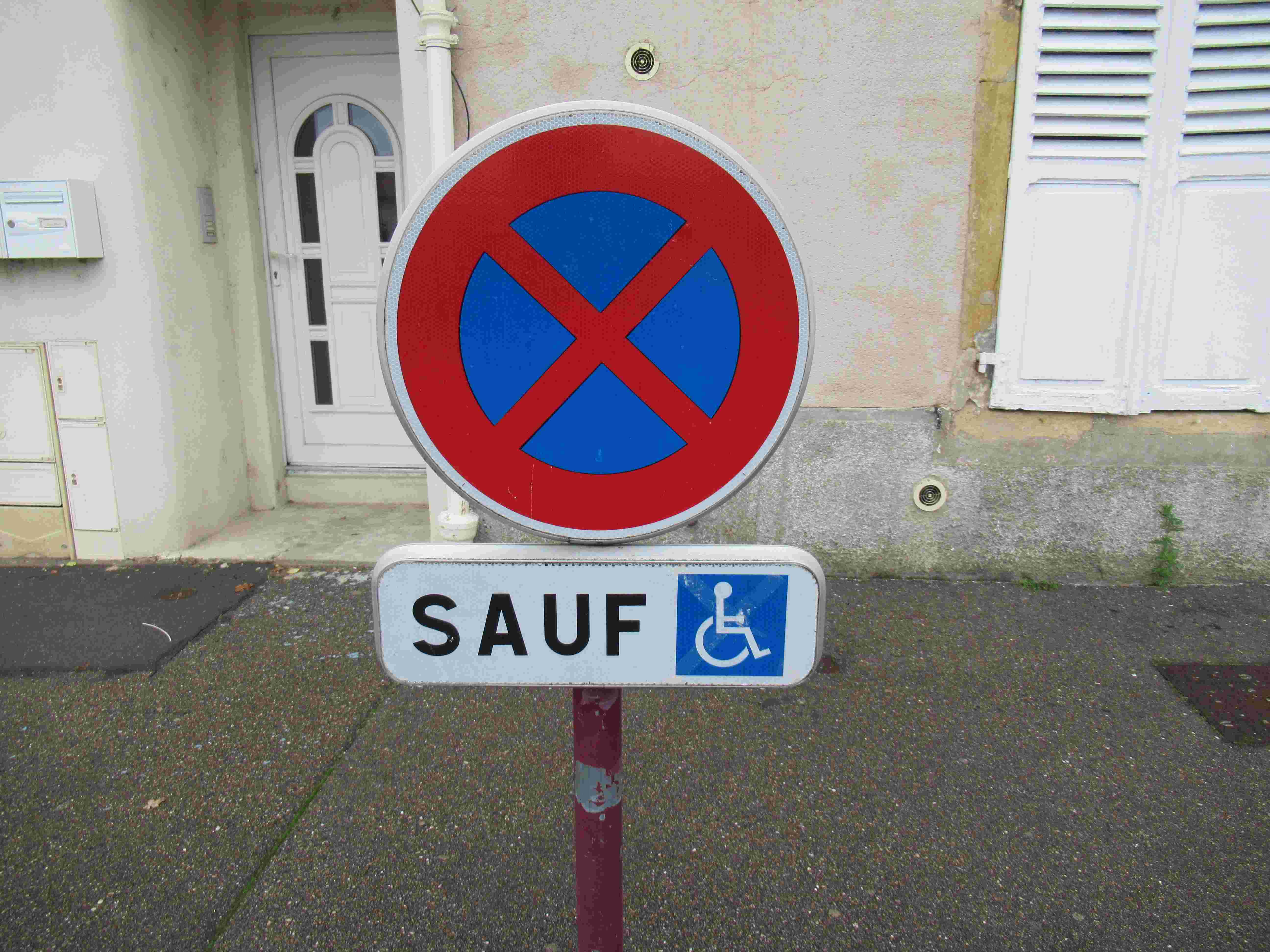 Stationnement interdit place handicapé