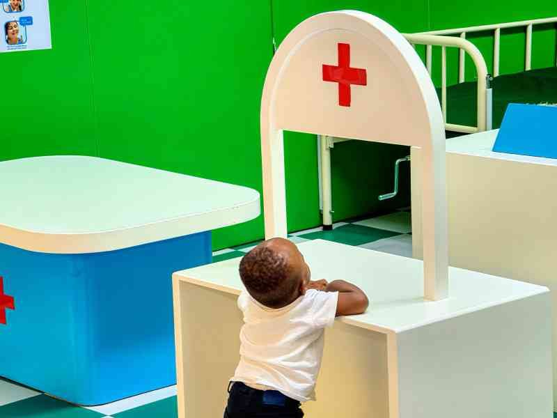 Hôpital des bébés, un petit garçon en observe photo gratuite