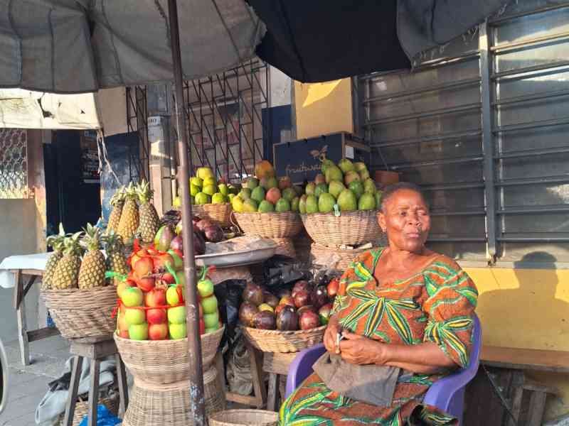 Marchande assise à côté de son étal à Lomé au Togo, photo gratuite