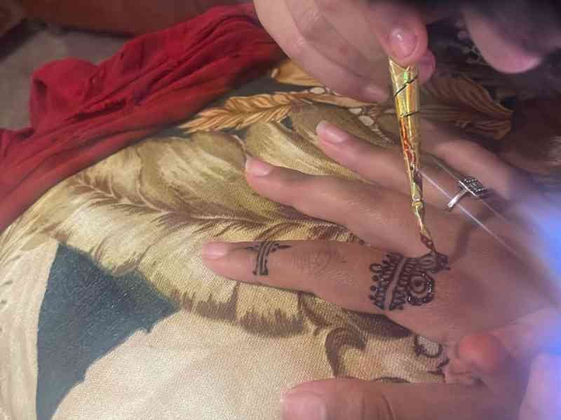 Application du Henné sur les mains d'une femme