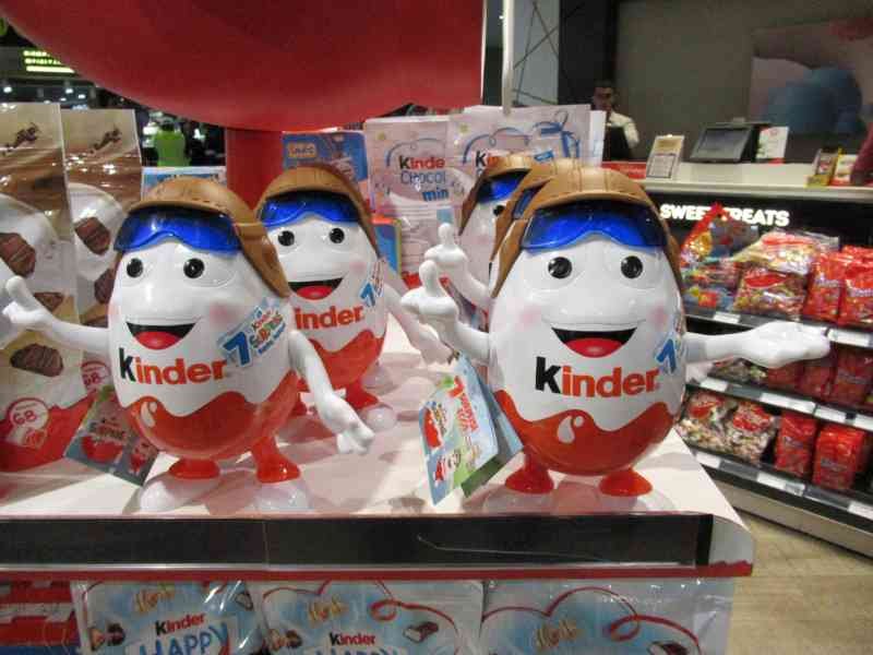 Jouets publicitaires Kinder dans un supermarché
