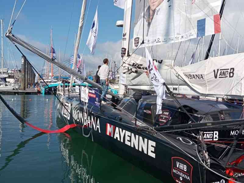 Voilier V and B Monbana Mayenne de Maxime Sorel au départ du Vendée Globe photo gratuite