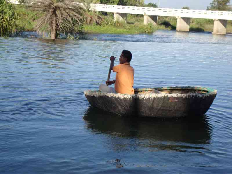 Un homme dans une barque sur l'eau, photo gratuite