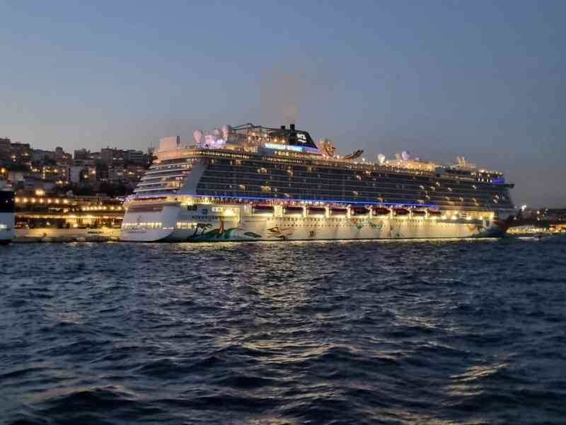 Grand bateau de croisière Celebrity Millennium sur la mer noire à Istanbul photo gratuite