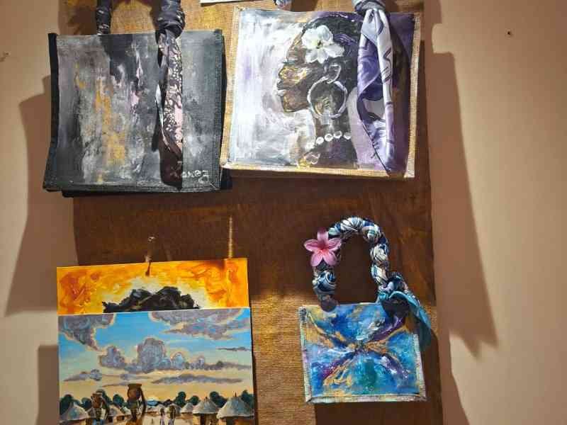 Une exposition des sacs personnalisé, peints à la main, photo gratuite