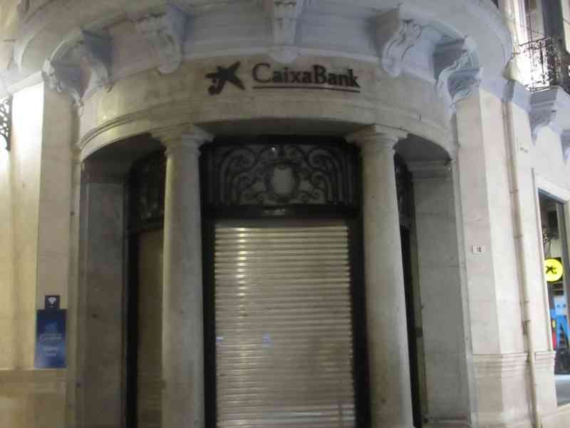 Une agence de CaixaBank, un important groupe financier espagnol, photo gratuite