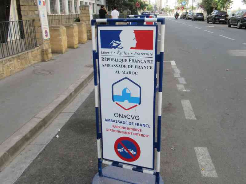 Panneau de l'ambassade de France à Casablanca au Maroc