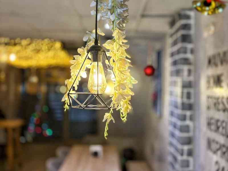 Lustre simple décoré pour noël dans un restaurant photo gratuite