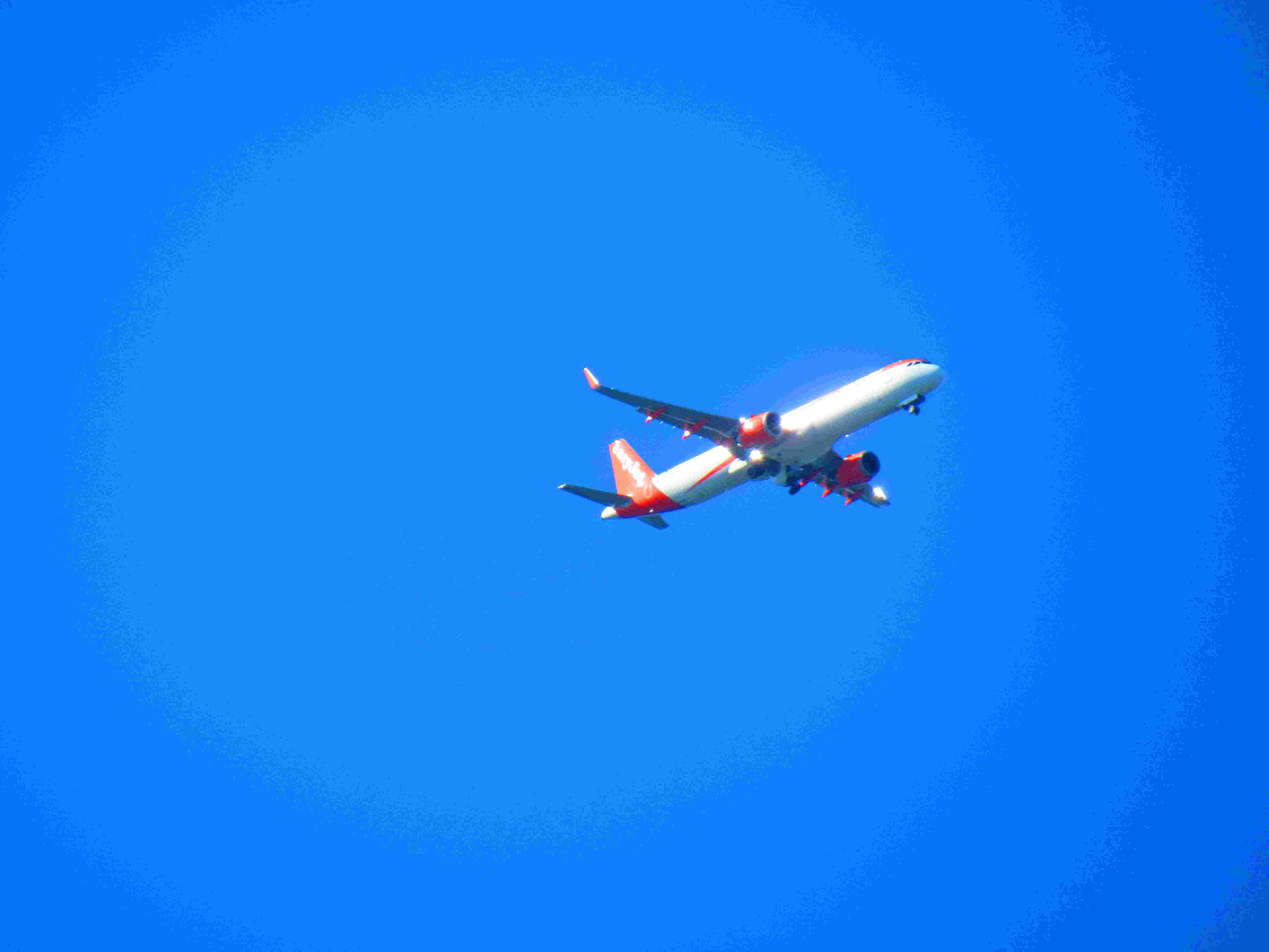 Transport aérien easyjet dans le ciel bleu