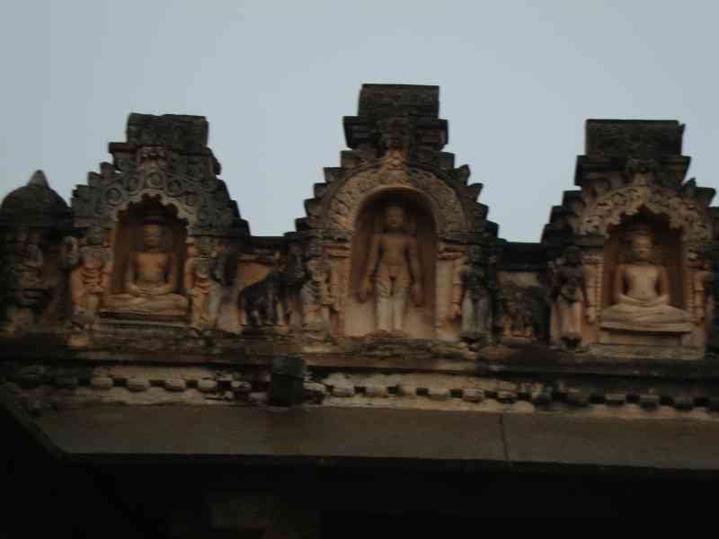Des sculptures et des structures architecturales faisant partie du temple de Gomateshwara, photo gratuite