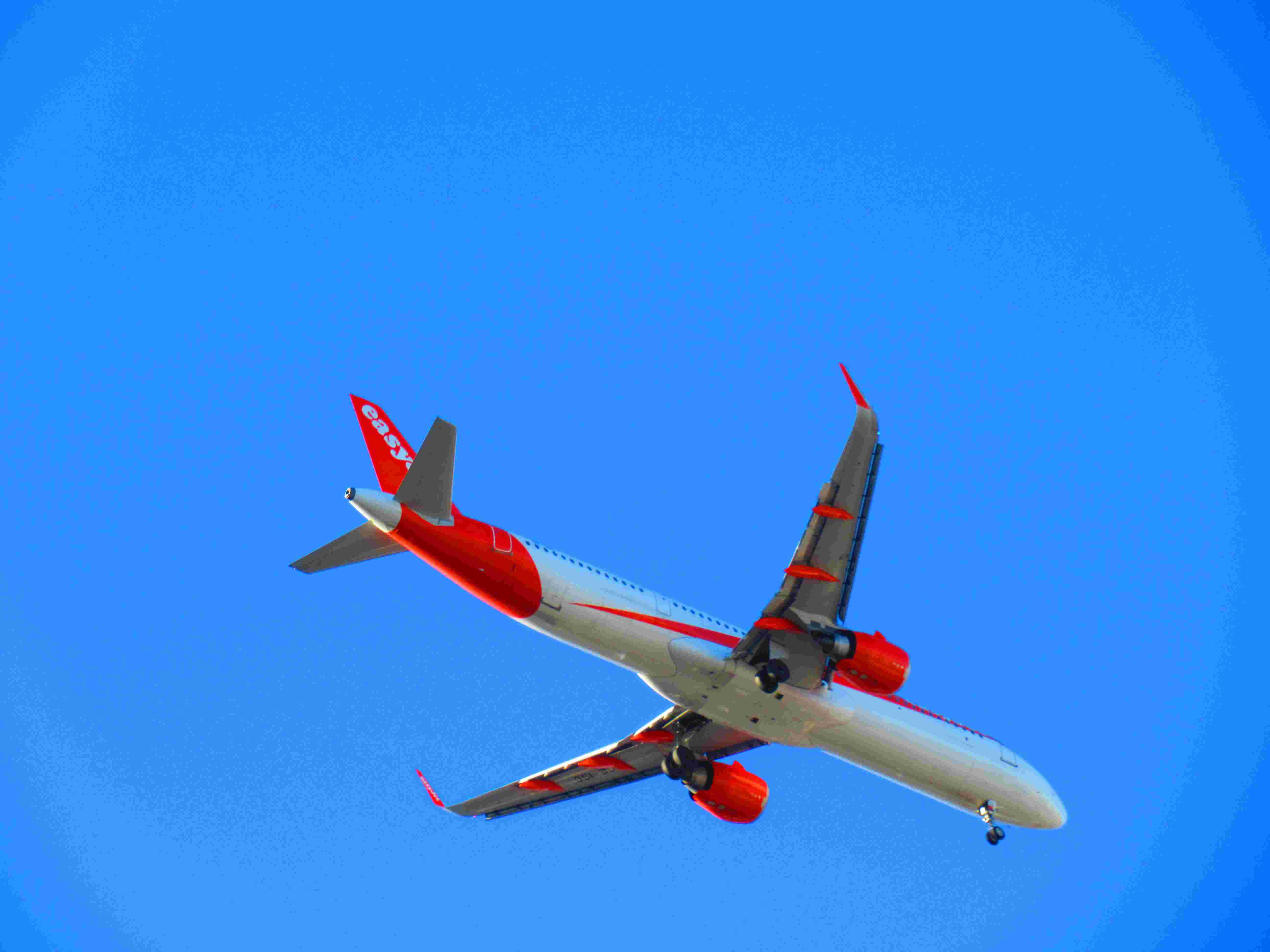 Transport aérien easyjet dans le ciel bleu