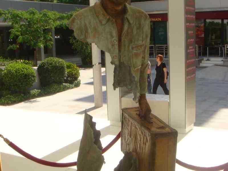 Sculpture du voyageur incomplet à Monte-Carlo, Monaco photo gratuite