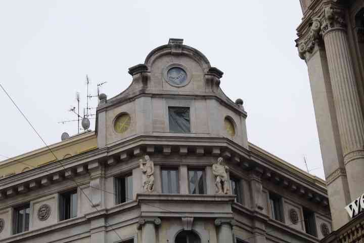 Le bâtiment Palazzo delle Assicurazioni Generali à Milan, en Italie, photo gratuite