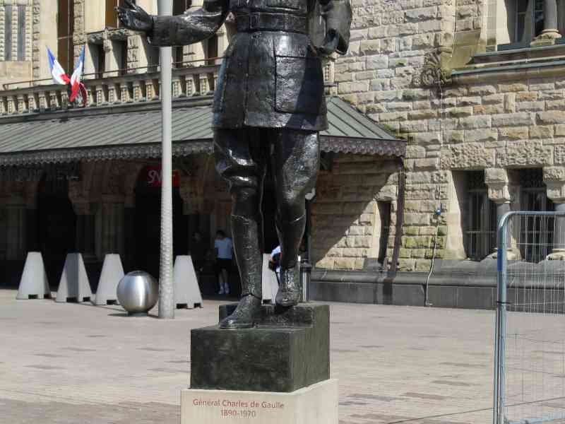 Statue du Général de Gaulle, la gare de Metz-Ville, France, photo gratuite
