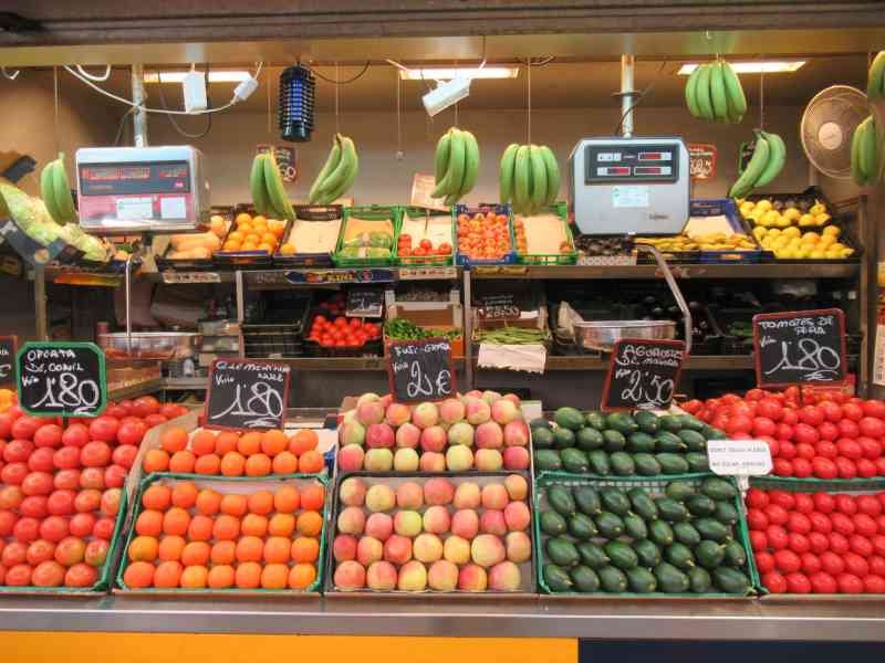 Un étal de fruits et légumes au marché, photo gratuite