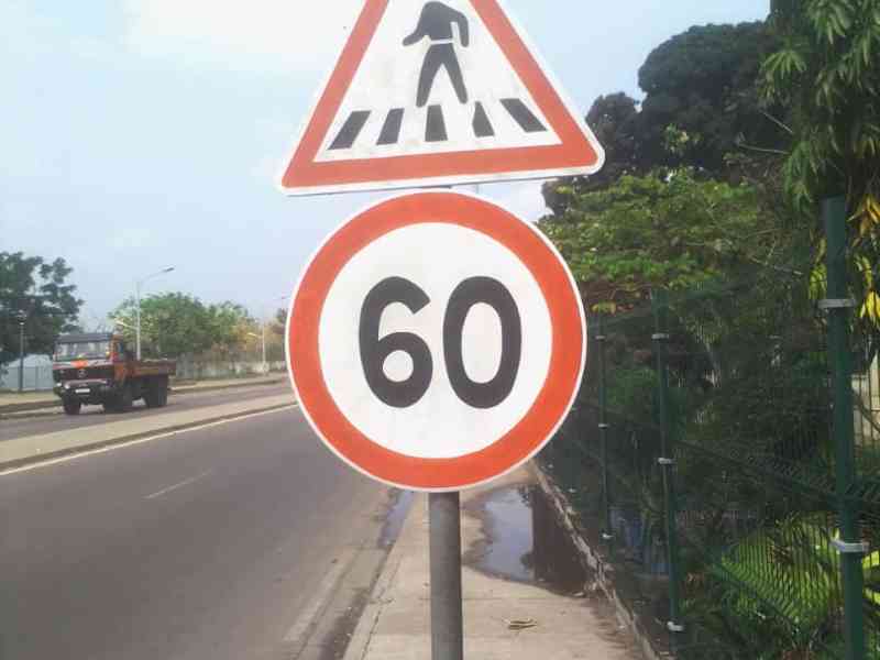 Panneau signalisation routière combiné photo gratuite