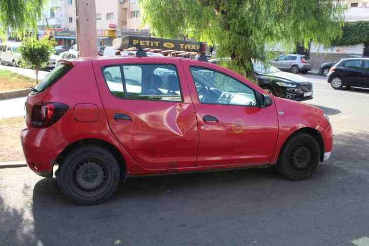 Dacia Sandero rouge petit taxi Casablanca Maroc - Dacia Sandero táxi pequeno vermelho Casablanca Marrocos foto gratuita