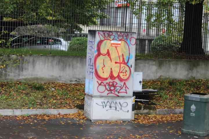 Une armoire électrique en extérieur photo gratuite