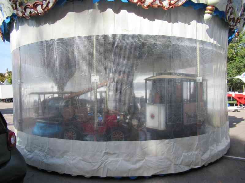 Gros plan du manège Le Carrousel de Jules dans une fête foraine