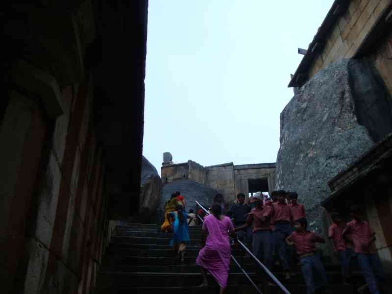 Un groupe de personnes, dont des enfants et des adultes, montant ou descendant des marches dans le Temple de Gomateshwara à Shravanabelagola, dans l'État du Karnataka, en Inde, photo gratuite