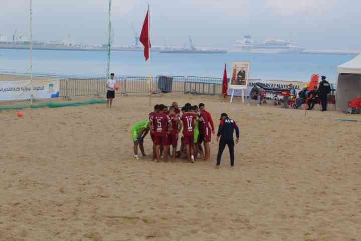une équipe de football de plage réunie en cercle pour un moment de concentration ou de motivation avant le début du match photo gratuite