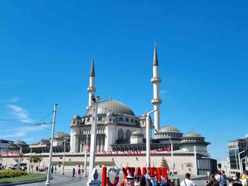 Personnes devant l'entrée de la Mosquée Taksim à Istanbul en Turquie photo gratuite