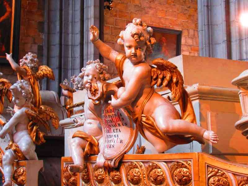 Collégiale de Sainte Waudru à Mons Wallonie, Chariot de procession recouvert d'or