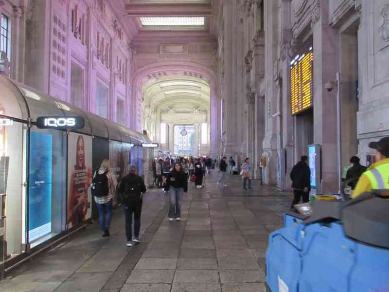 Personne à l'intérieur de la gare centrale à Milan Lombardie en Italie photo gratuite