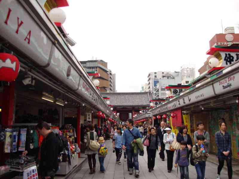 Promeneur dans les rues commerçantes au Japon