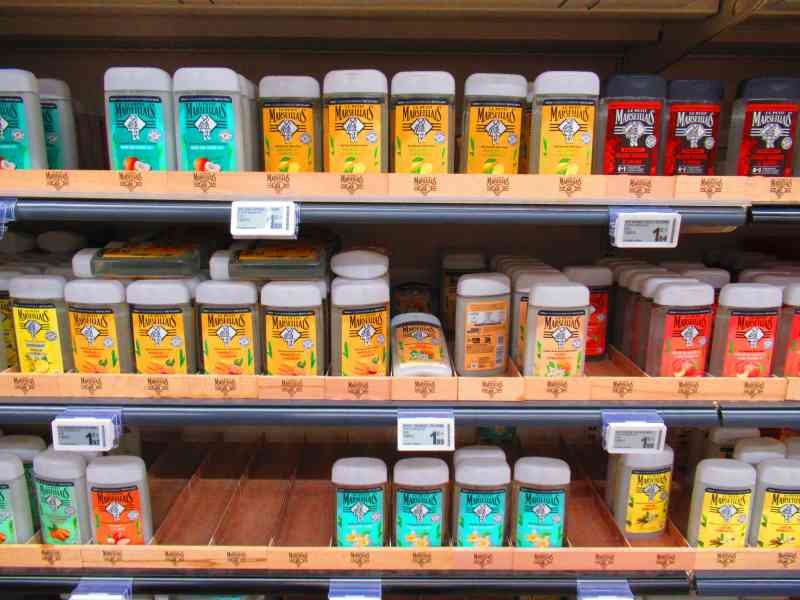 Gamme de savons de la marque Le Petit Marseillais en rayon dans un supermarché photo gratuite