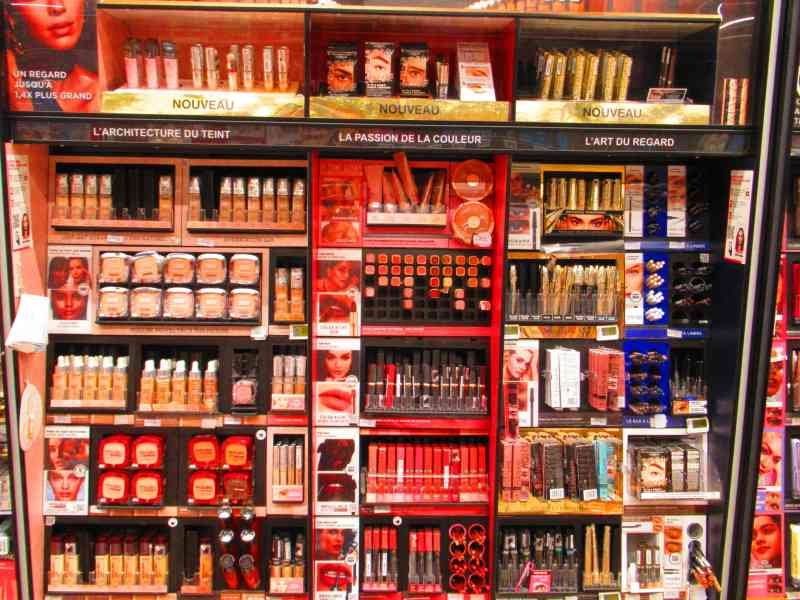 Rayon de produits de maquillage L'Oréal Paris dans un supermarché photo gratuite