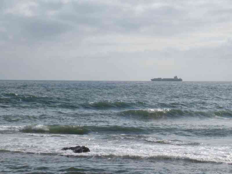 Un navire de charge, un cargo en mer, photo gratuite