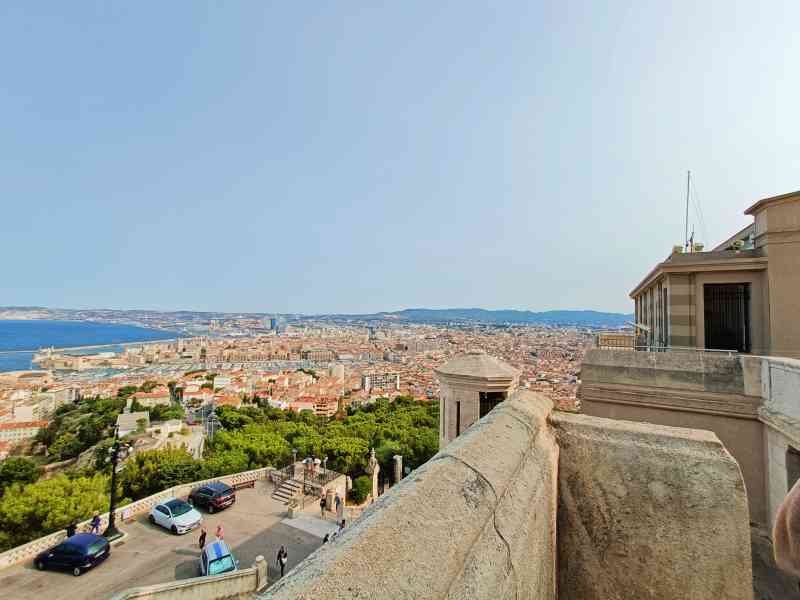 La vue panoramique depuis la Basilique Notre-Dame de la Garde, un monument emblématique qui domine la ville de Marseille, photo gratuite