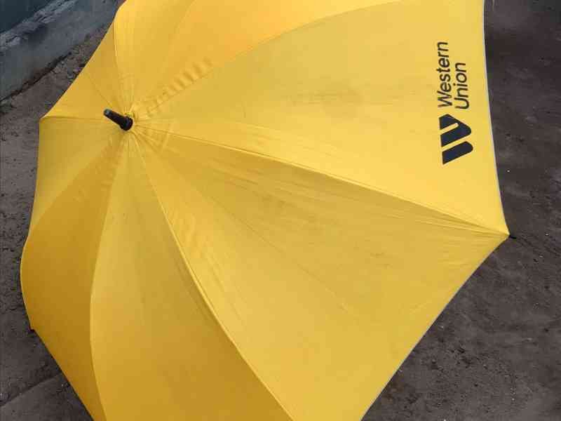 Parasol jaune Western Union photo gratuite