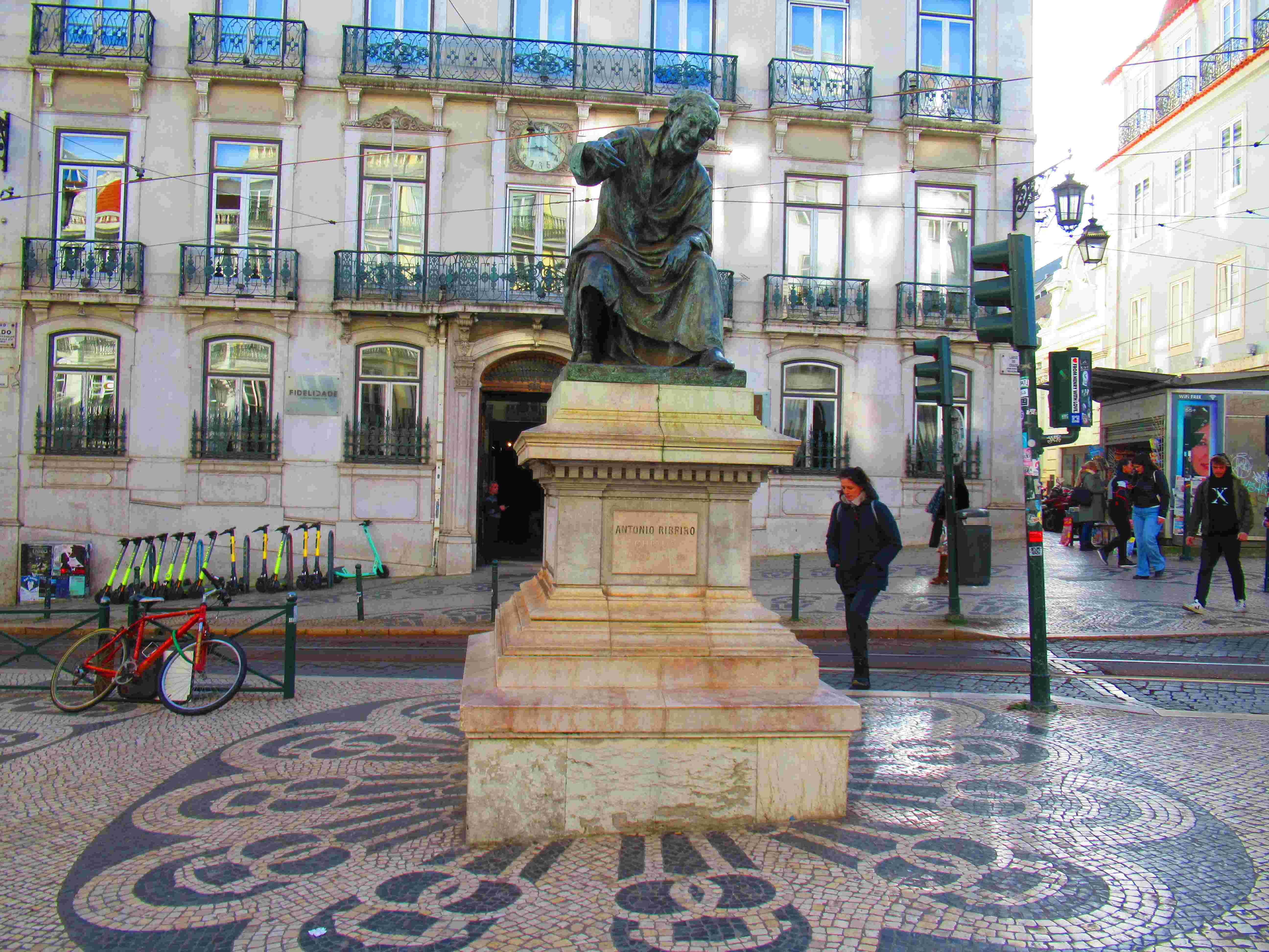 Statue du poète Antonio RIBEIRO CHIADO, place Chiado, Lisbonne