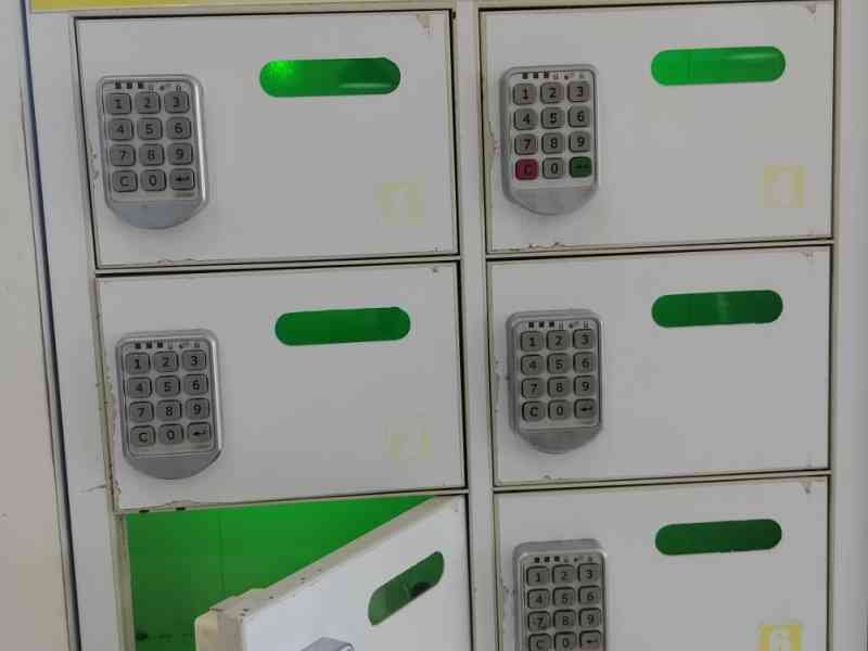 Une station de recharge pour téléphones portables avec des casiers sécurisés par code, photo gratuite