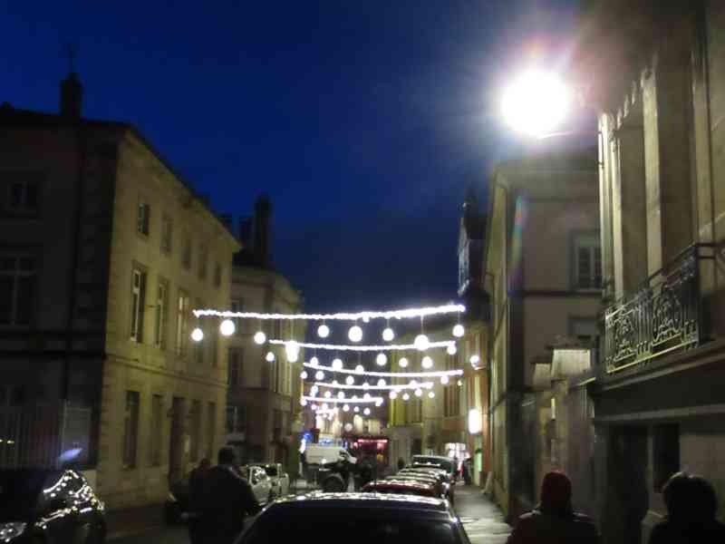 Une ruelle animée, lumière, voiture, personnes, photo gratuite