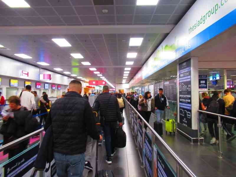 Voyageurs en file d'attente dans un aéroport à Milan Lombardie photo gratuite
