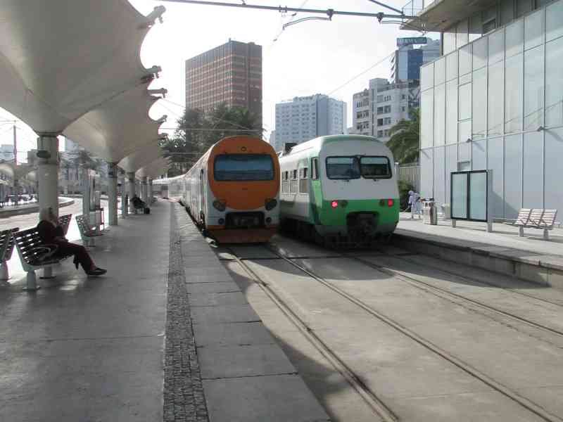 Deux Trains Navettes Rapides à la gare de Casa-Port à Casablanca au Maroc